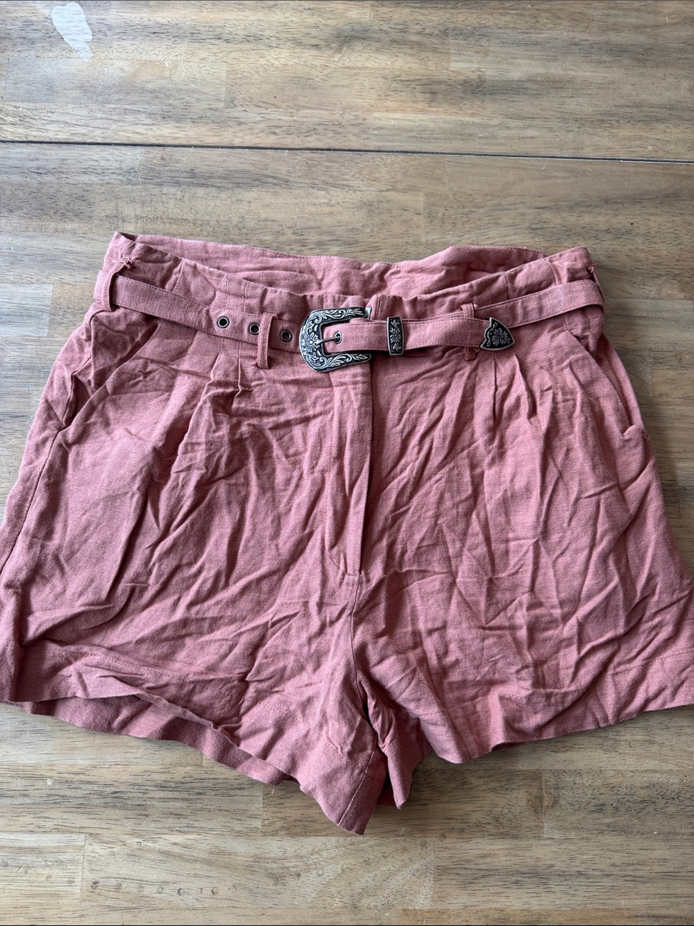 VENUS High-Waist Paperbag Shorts in Dusty Rose with Western Buckle